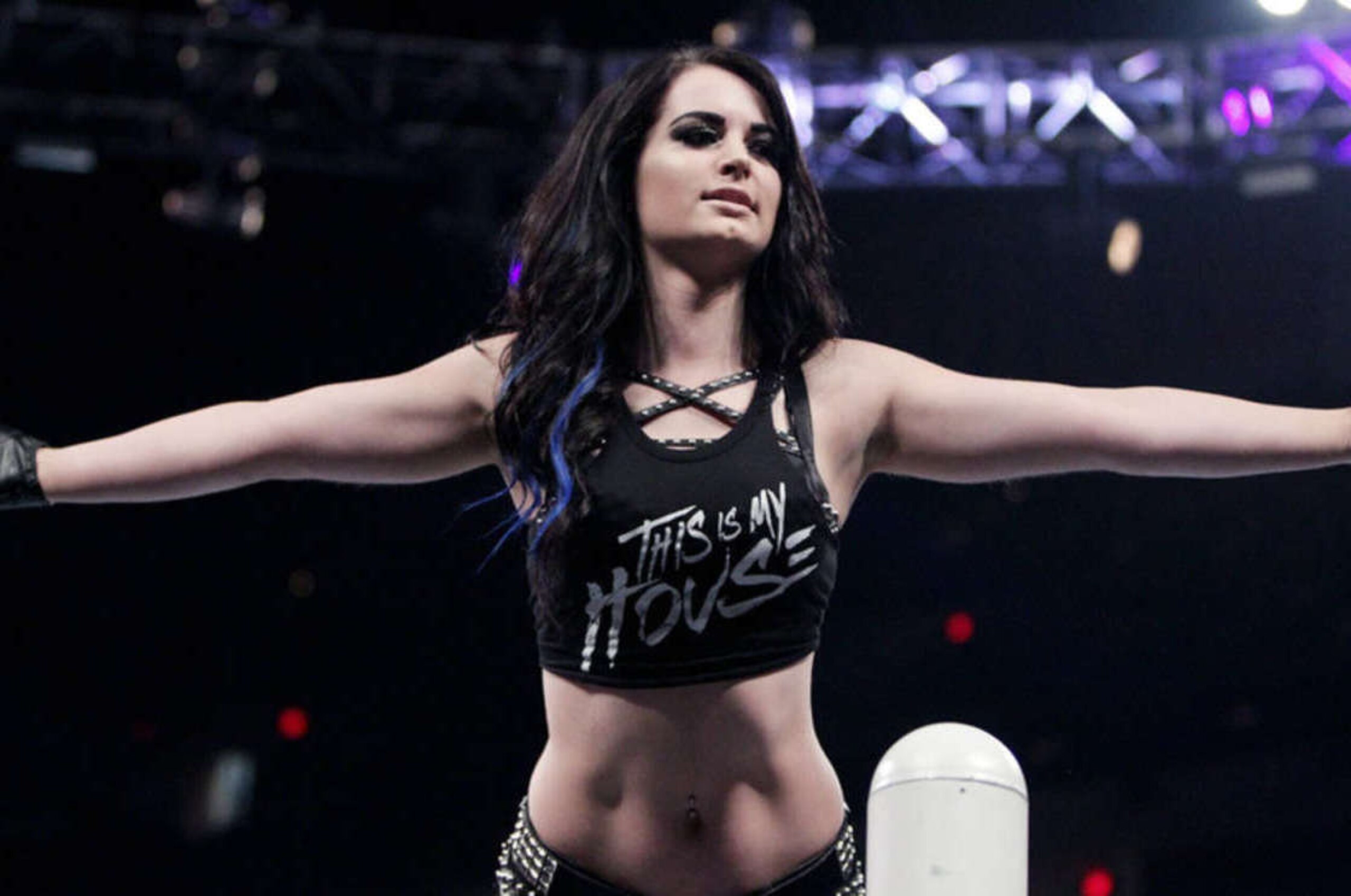 Paige posing for the crowd.