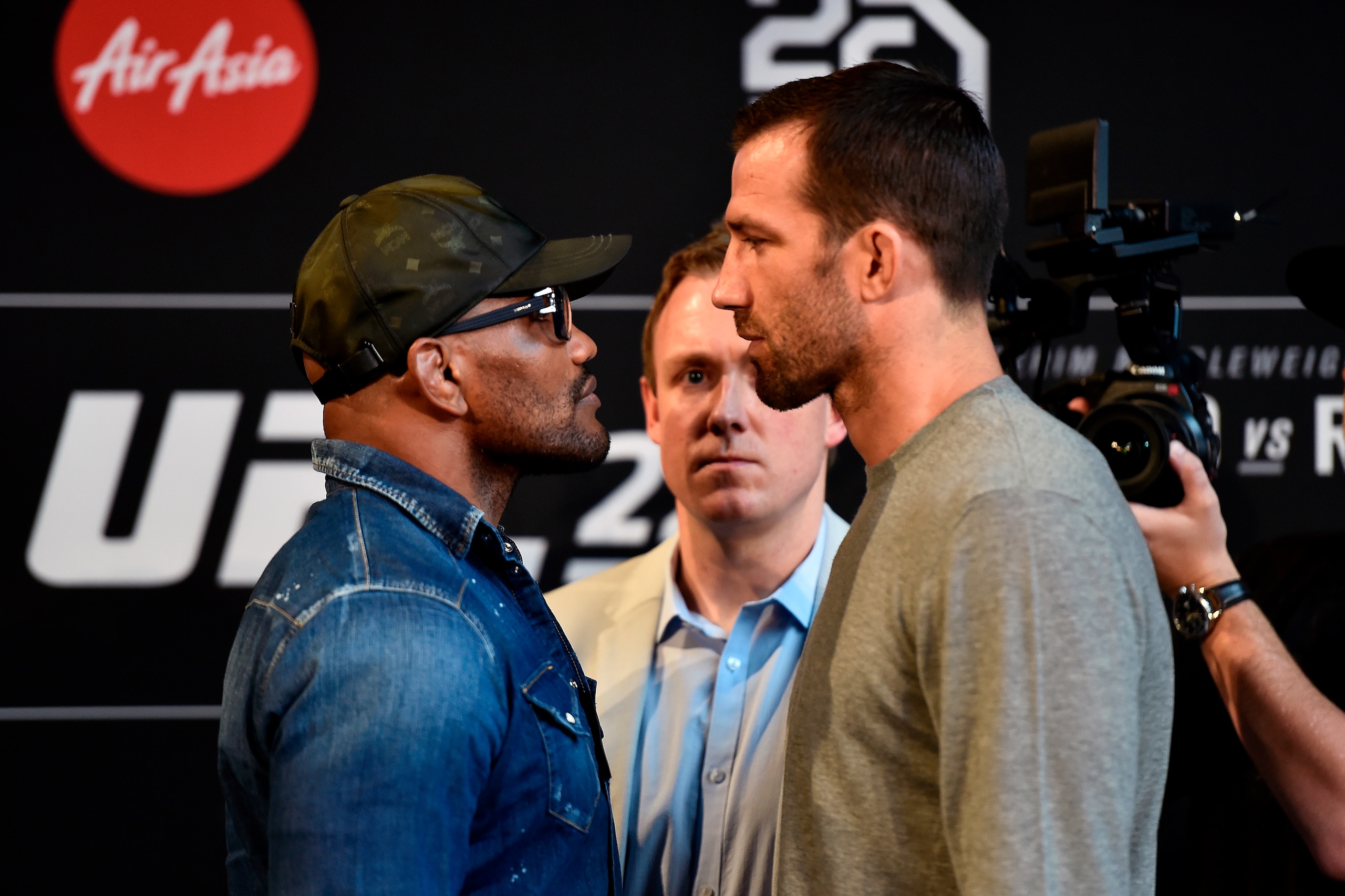 Yoel Romero (left) and Luke Rockhold Yoel Romero (left) and Luke Rockhold