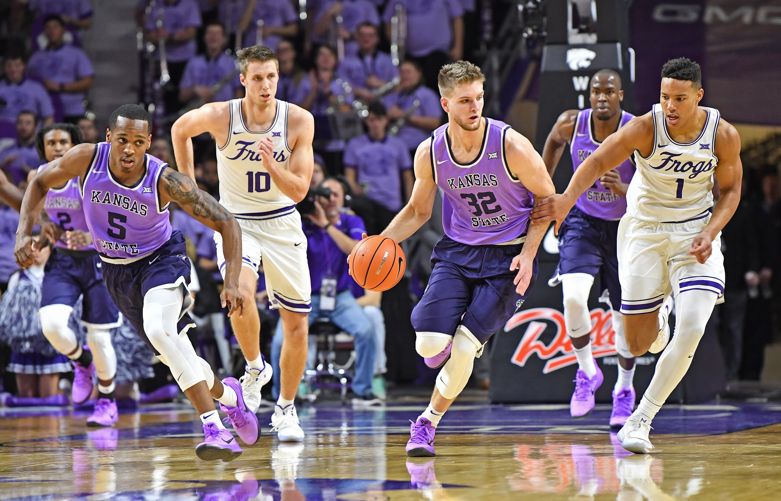 Barry Brown (5) and Dean Wade (32)