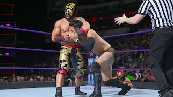 Lince Dorado holds Hideo Itami in a headlock.