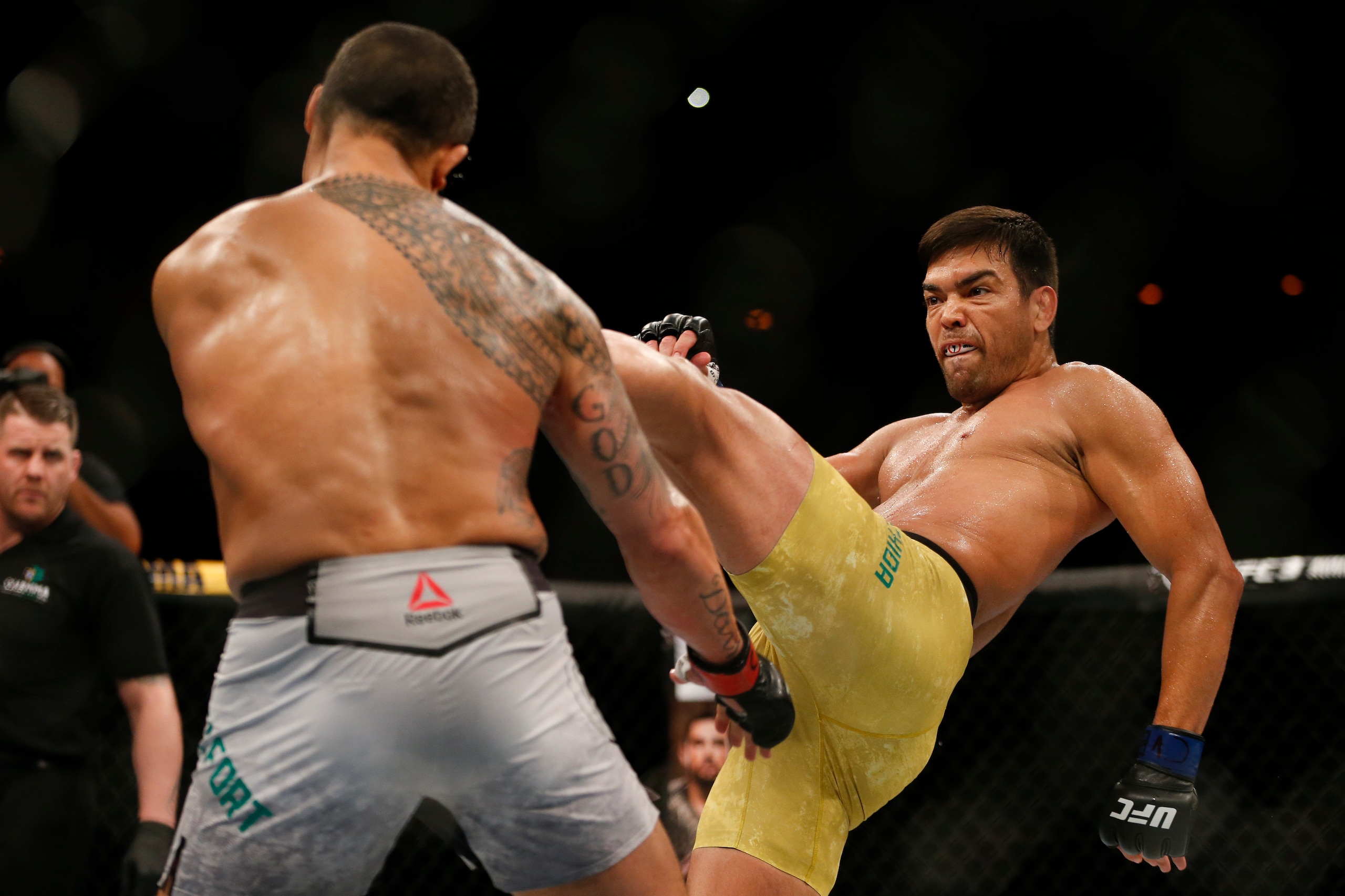 Lyoto Machida (right) lands the knockout kick on Vitor Belfort.