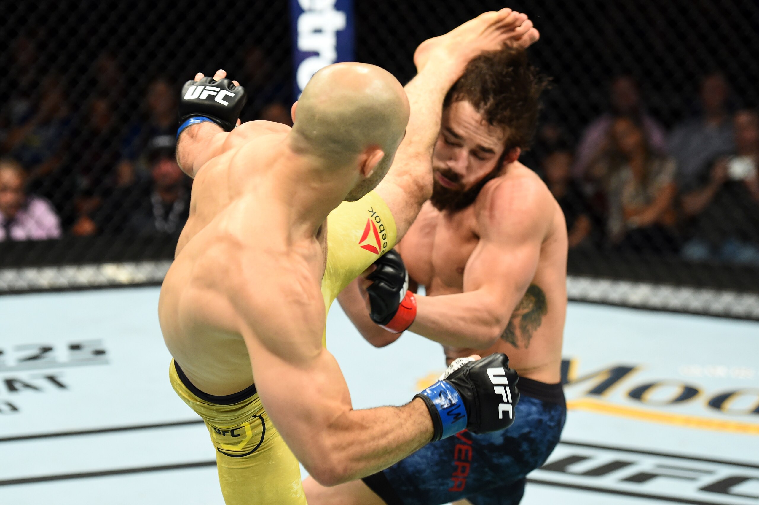 Marlon Moraes kicks Jimmie Rivera.