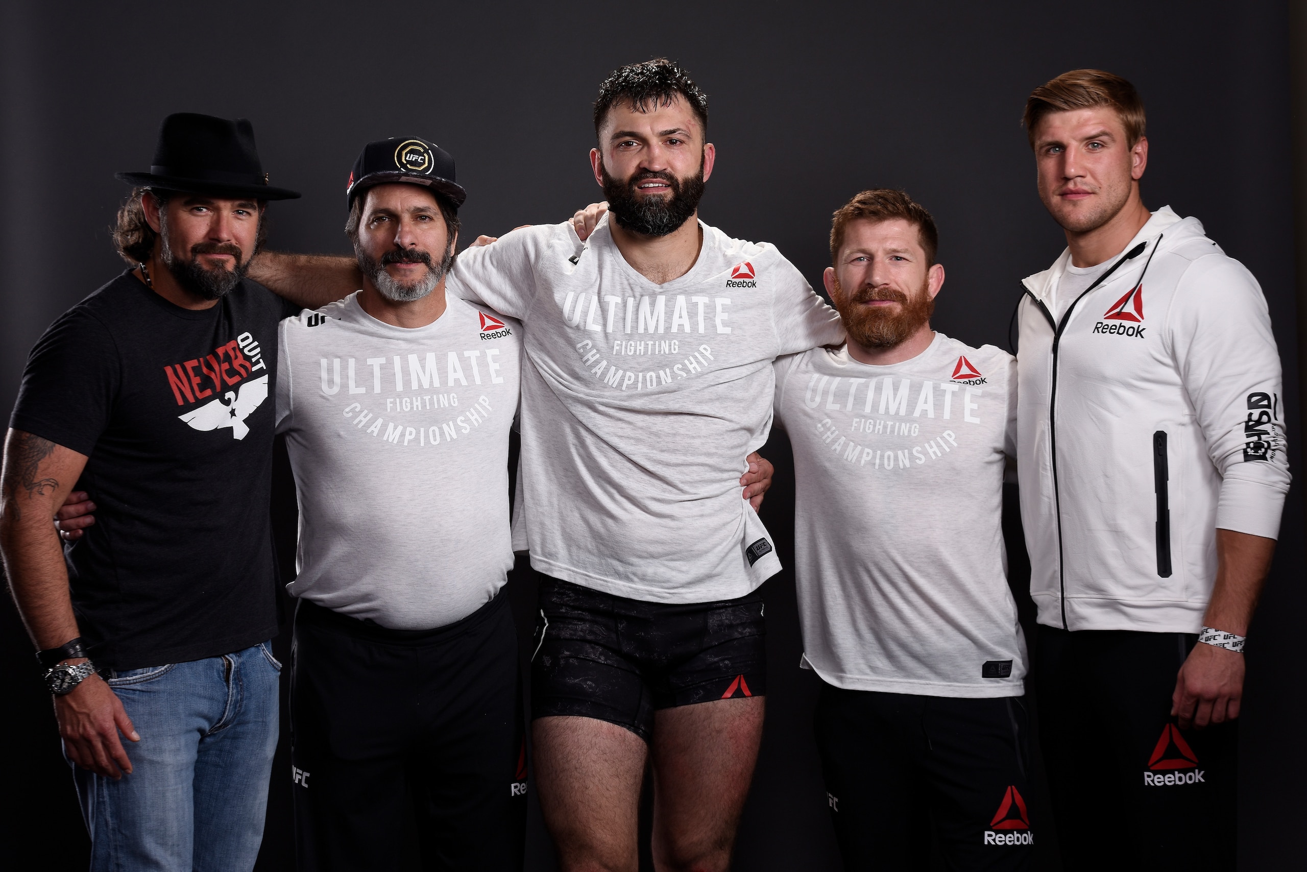 Andrei Arlovski (center)