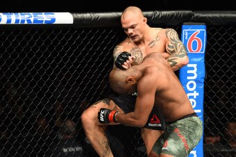 Anthony Smith throws the knee that knocked out Rashad Evans.