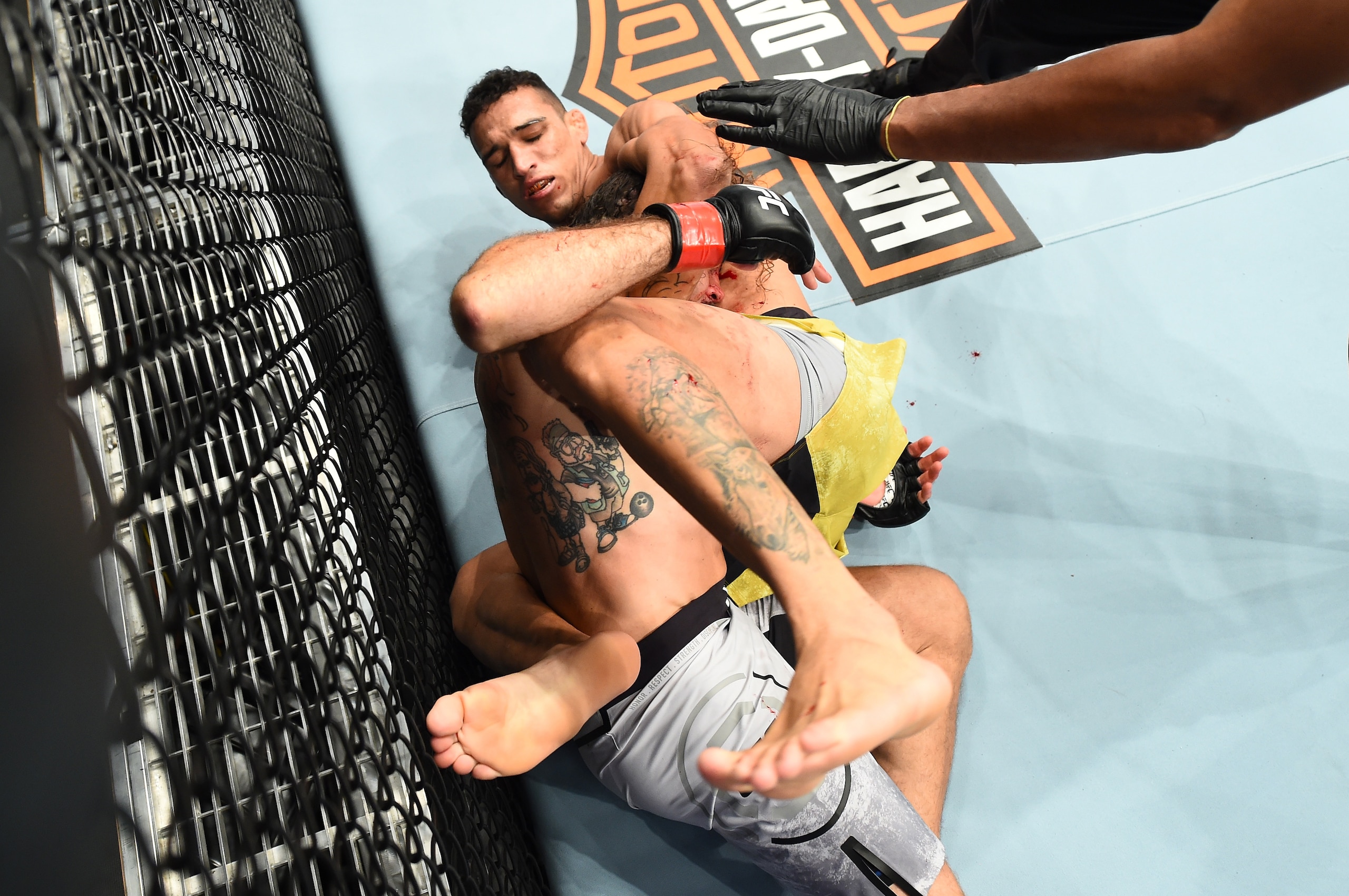Charles Oliveira chokes out Clay Guida.