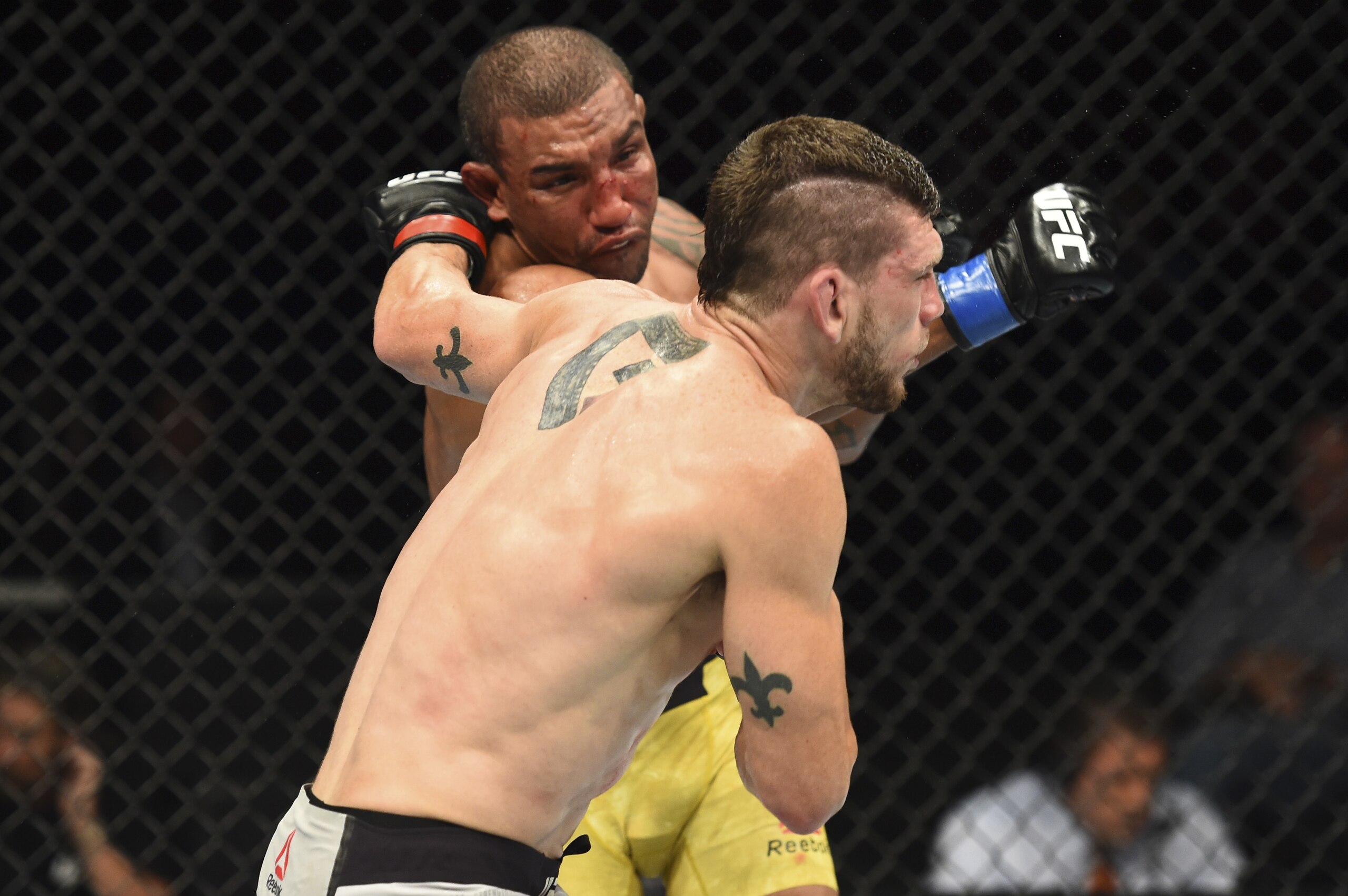 Raoni Barcelos (background) knocks out Kurt Holobaugh.