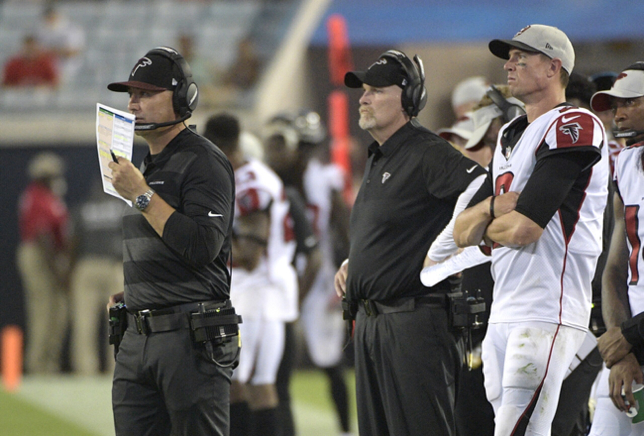 Atlanta Falcons offensive coordinator Steve Sarkisian calls a play with head coach Dan Quinn and quarterback Matt Ryan watching.