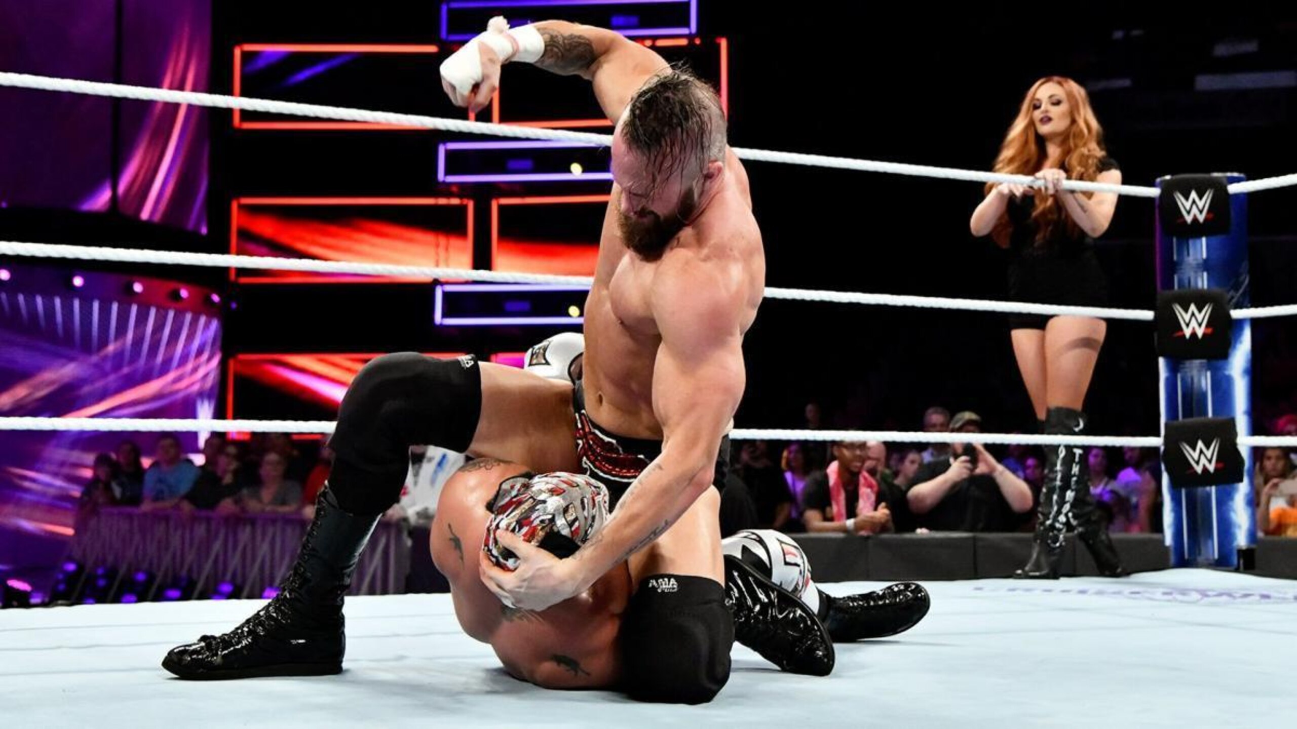 Mike Kanellis beating up Lince Dorado