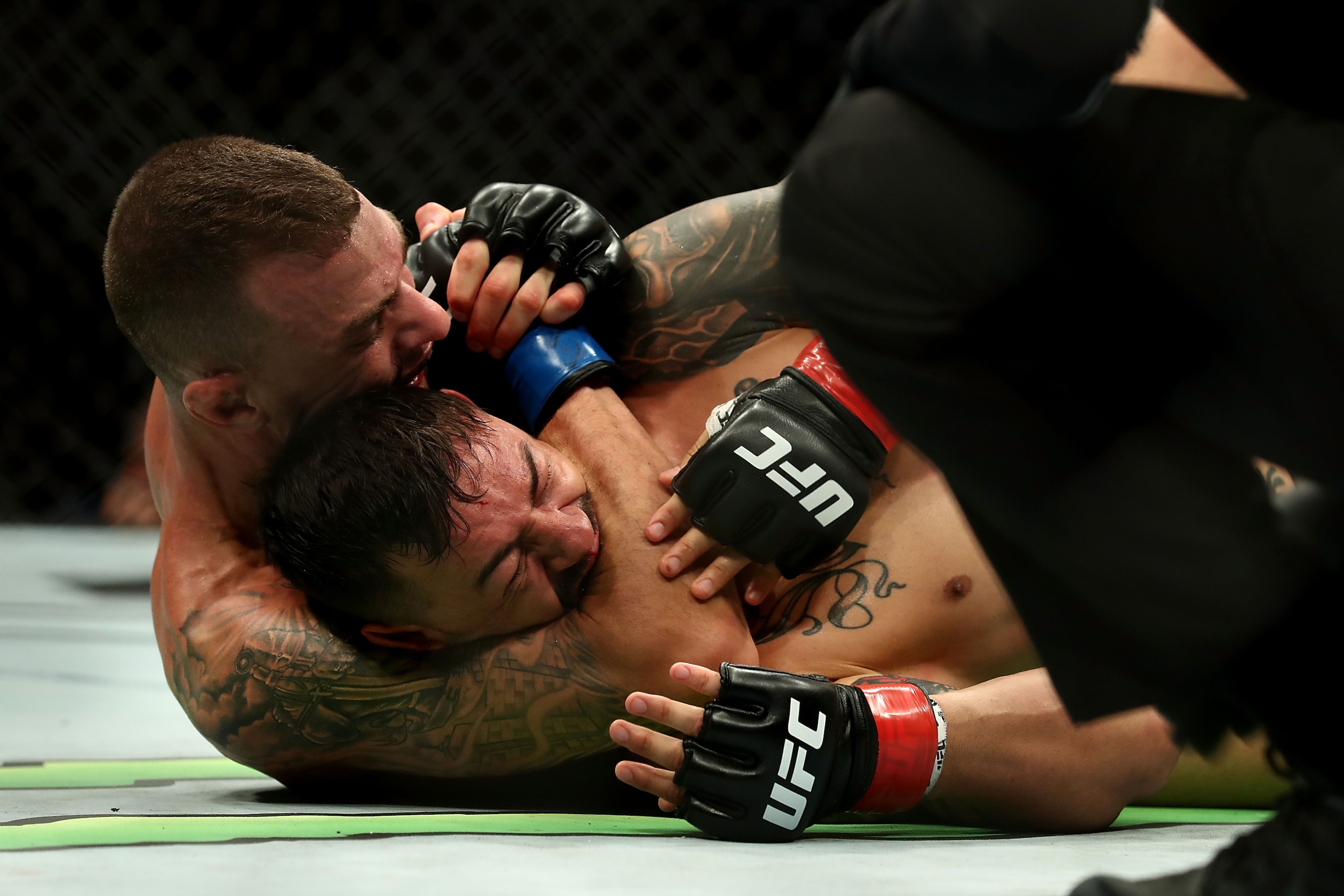 Renato Moicano chokes out Cub Swanson.