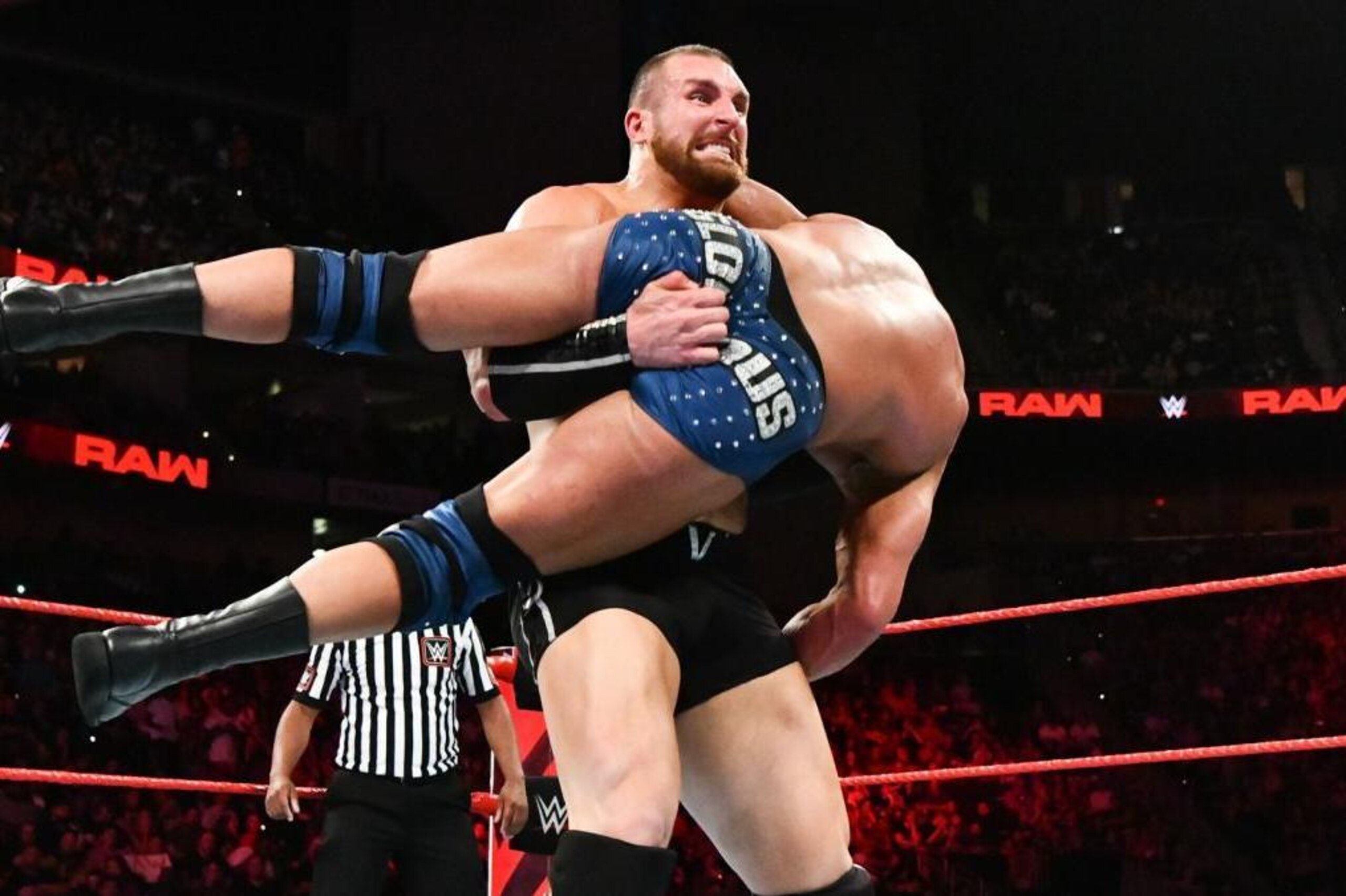 Mojo Rawley about to slam Bobby Roode.