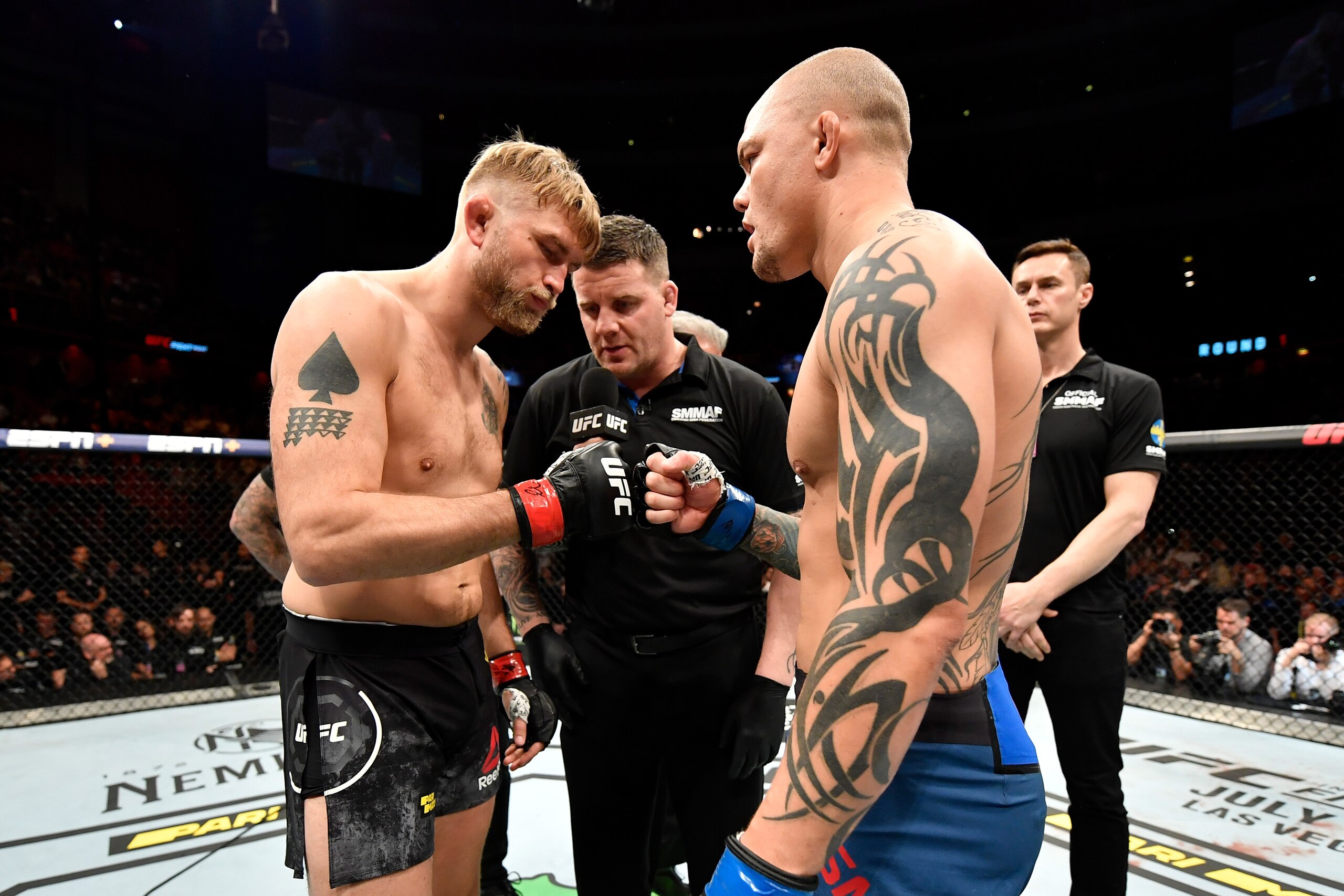 Alexander Gustafsson (left) and Anthony Smith