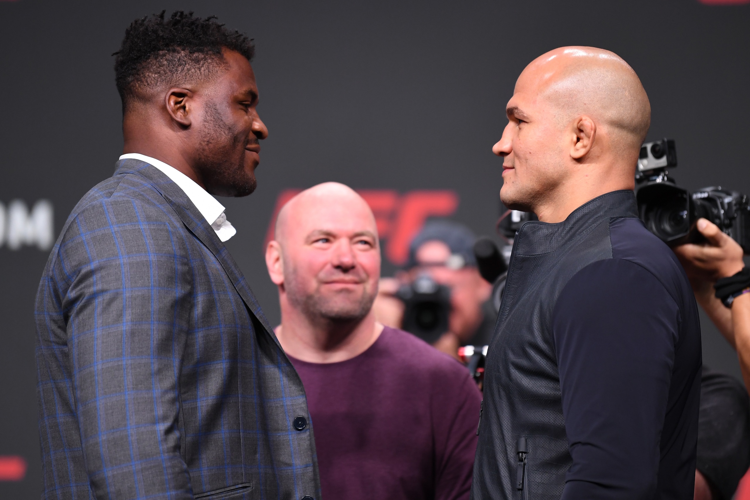 Francis Ngannou (left) and Junior dos Santos (right)