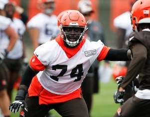 Right tackle Chris Hubbard