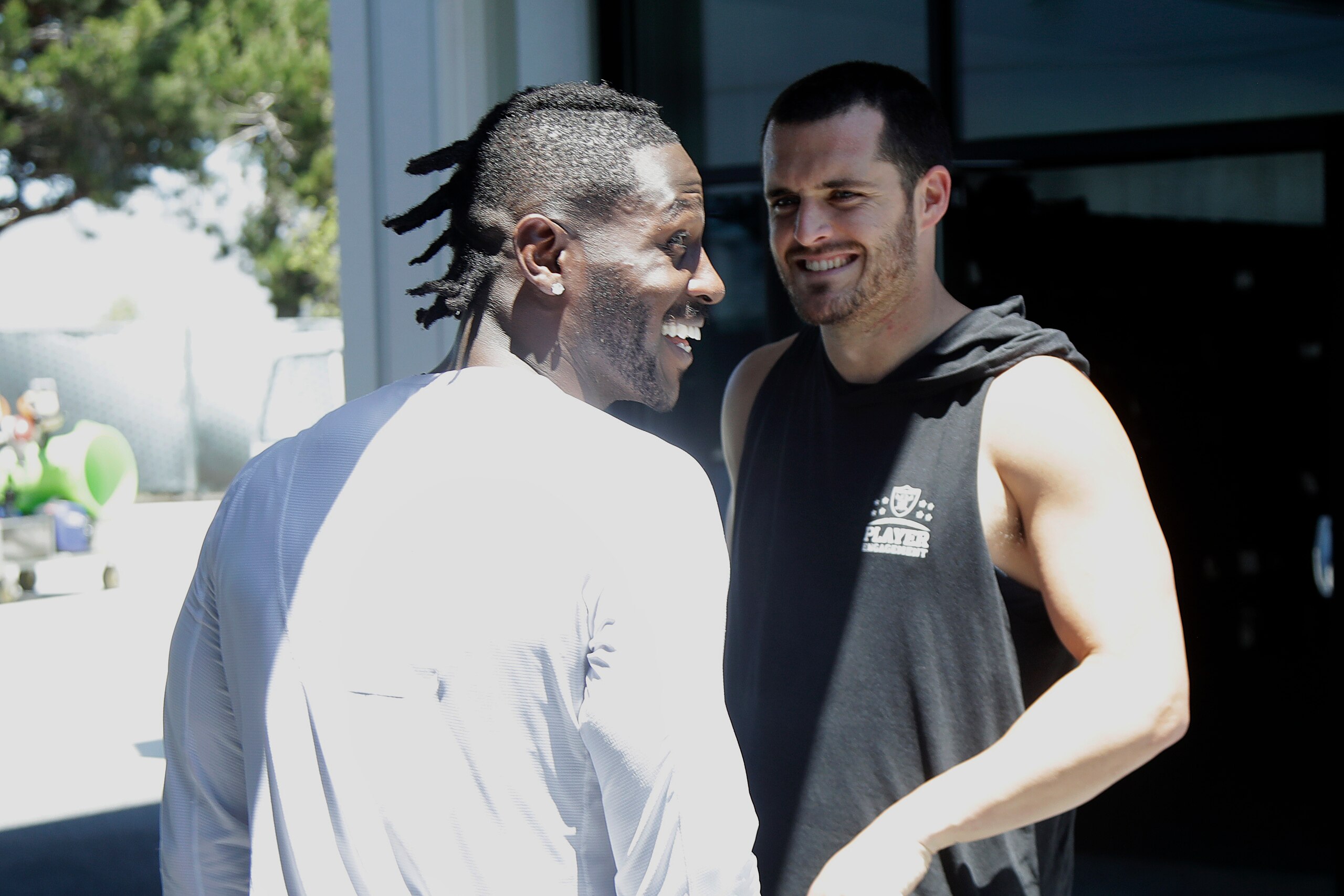 Oakland Raiders wide receiver Antonio Brown (left) and quarterback Derek Carr (right) Oakland Raiders wide receiver Antonio Brown (left) and quarterback Derek Carr (right)