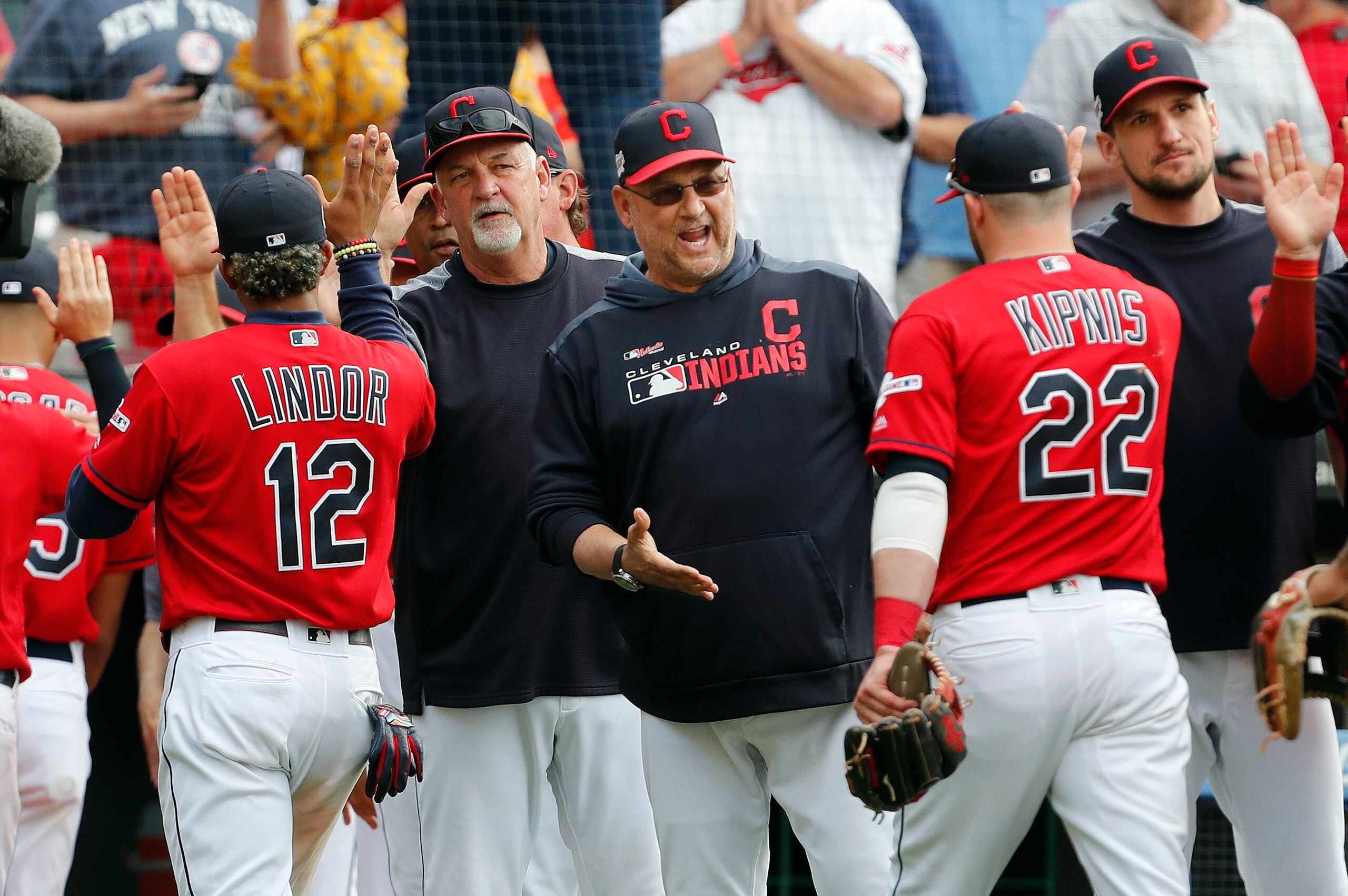 Indians manager Terry Francona (C)