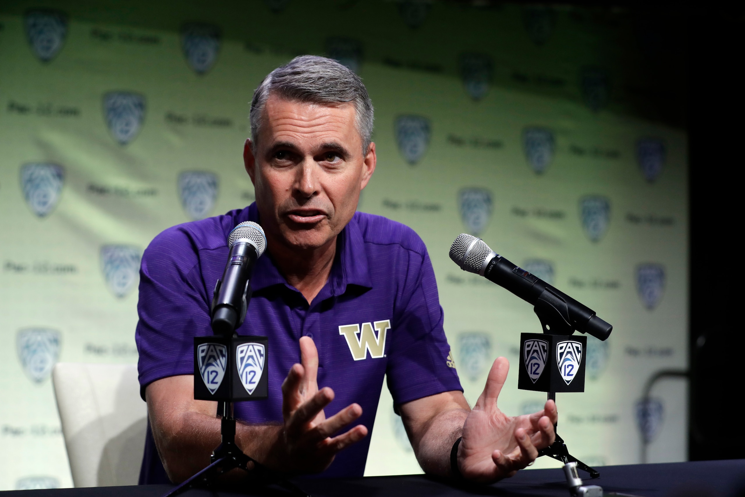 Washington head coach Chris Petersen