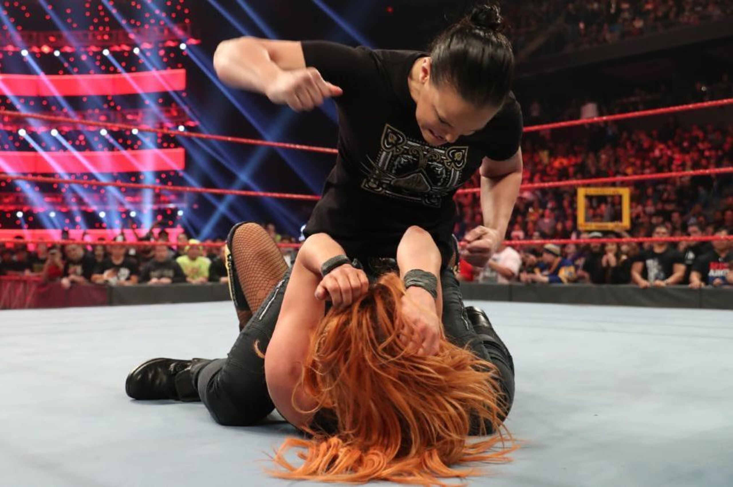 Shayna Baszler attacking Becky Lynch.
