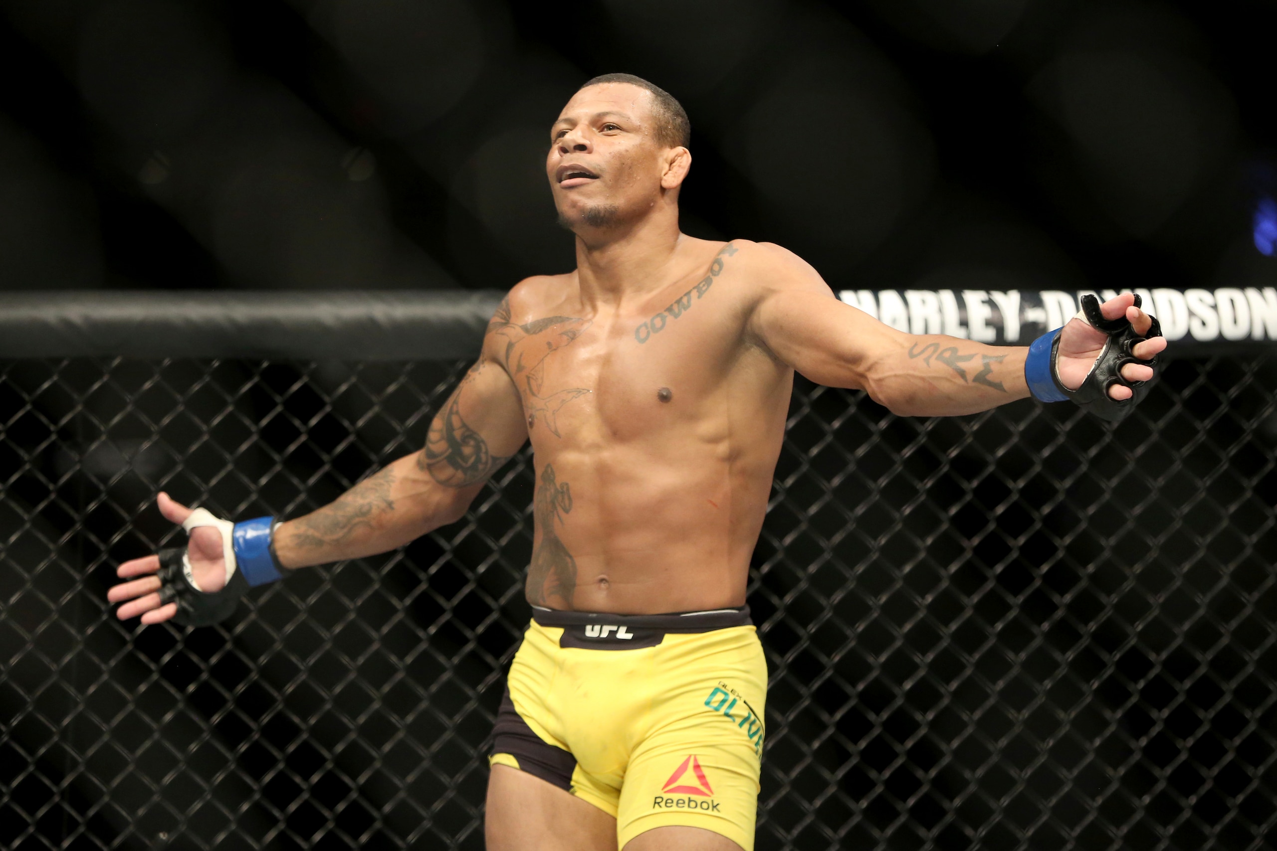 Can Alex Oliveira grab the needed win? Can Alex Oliveira grab the needed win?