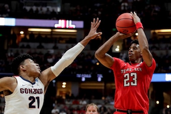 Jarrett Culver shoots over Rui Hachimura