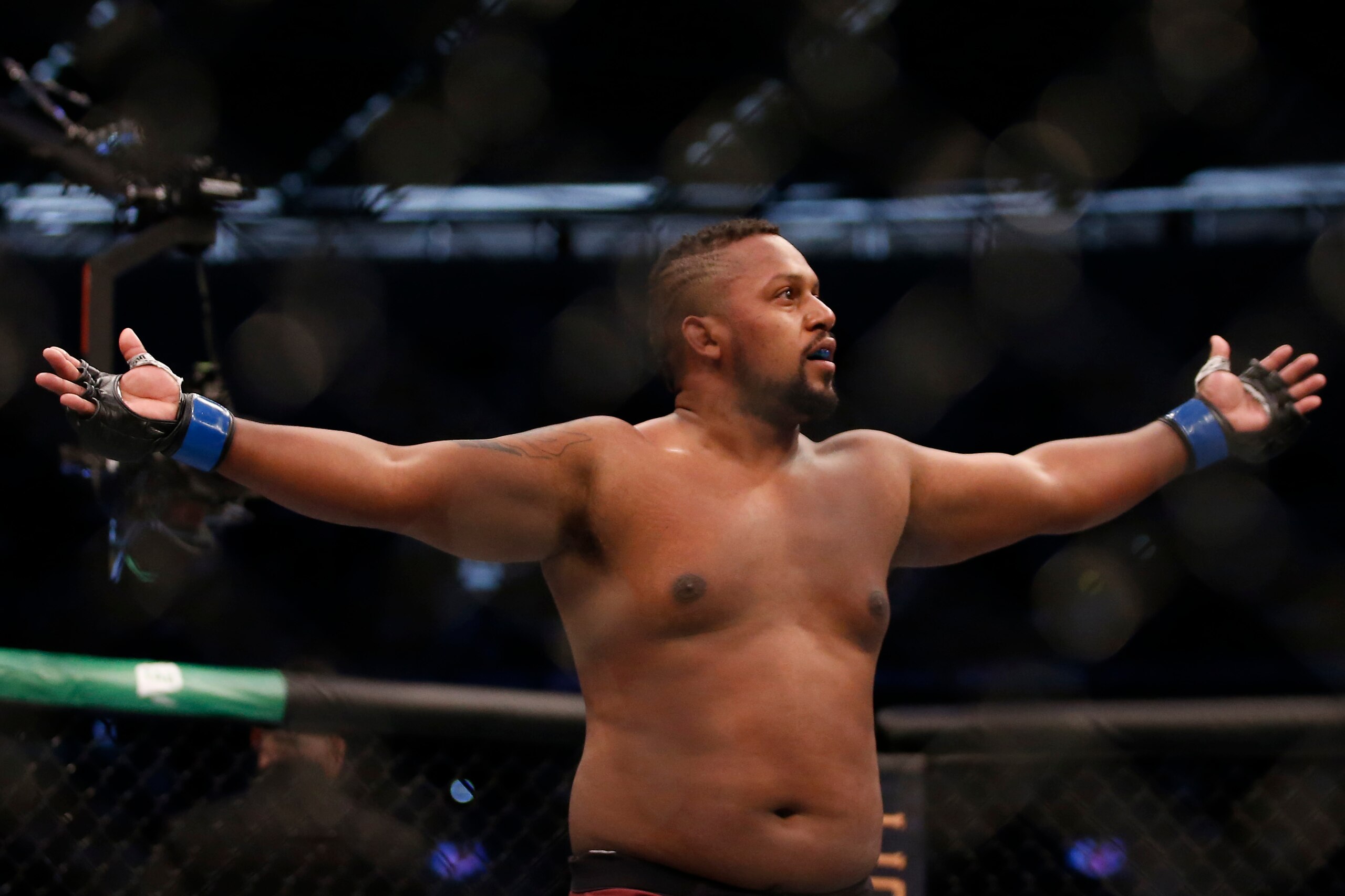 Yorgan De Castro is giving up size, but will he give up the win over Greg Hardy? Yorgan De Castro is giving up size, but will he give up the win over Greg Hardy?