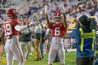 Alabama WR DeVonta Smith (6) and TE Jahleel Billingsley (19)