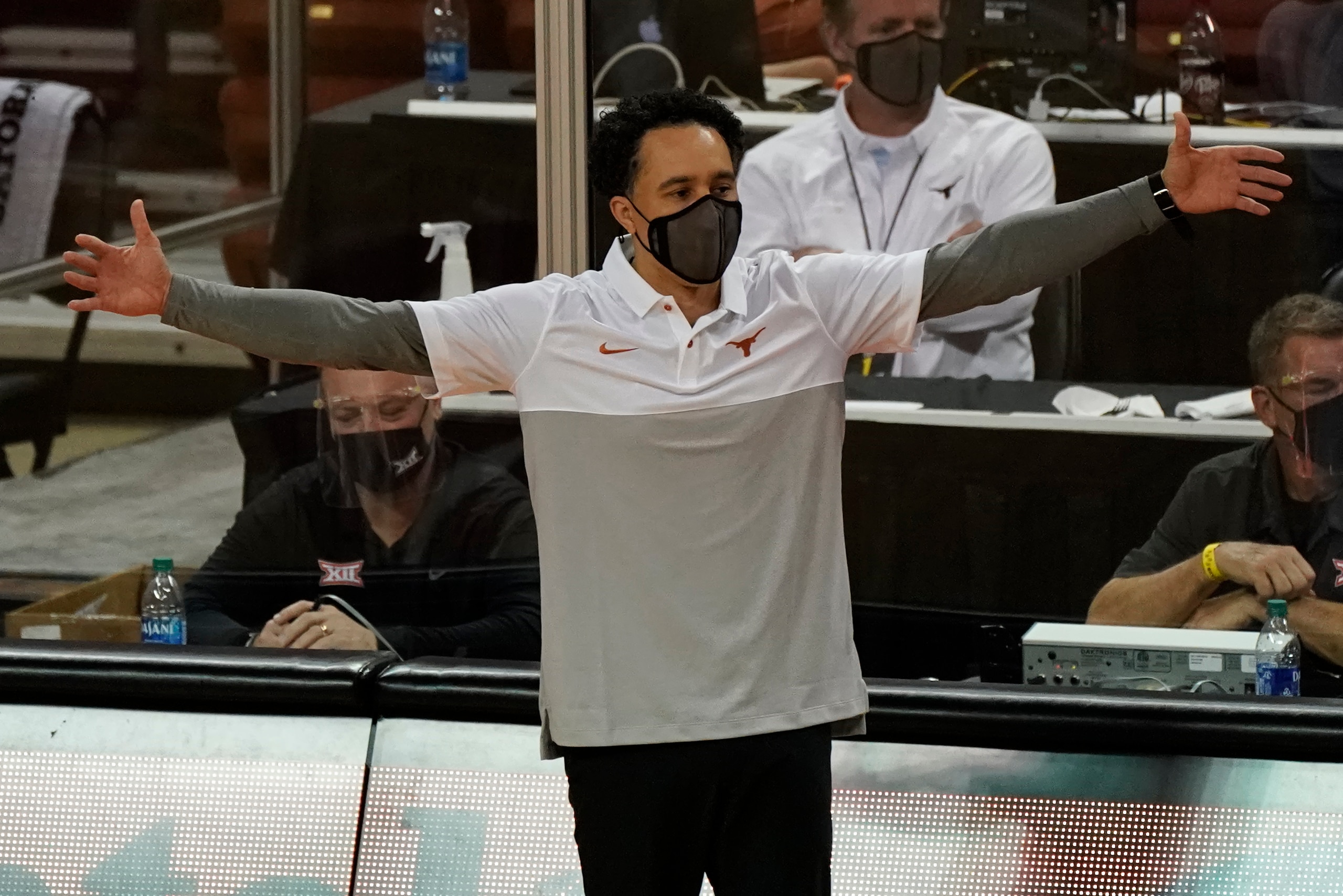 Texas head coach Shaka Smart