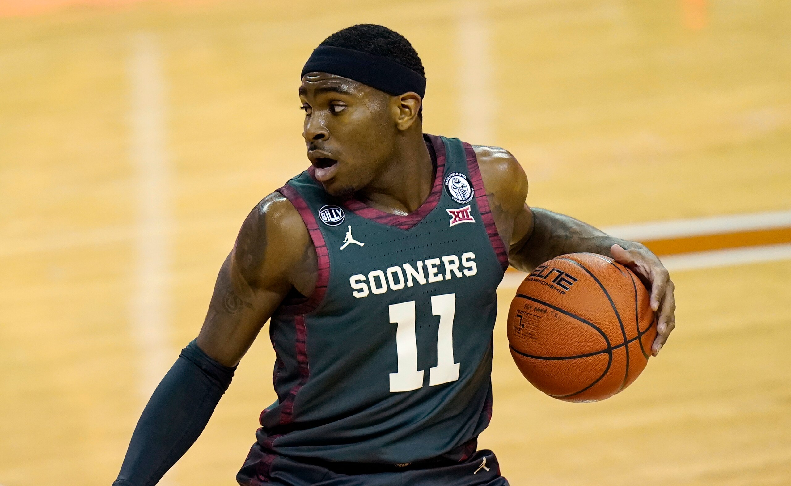 Oklahoma's De'Vion Harmon