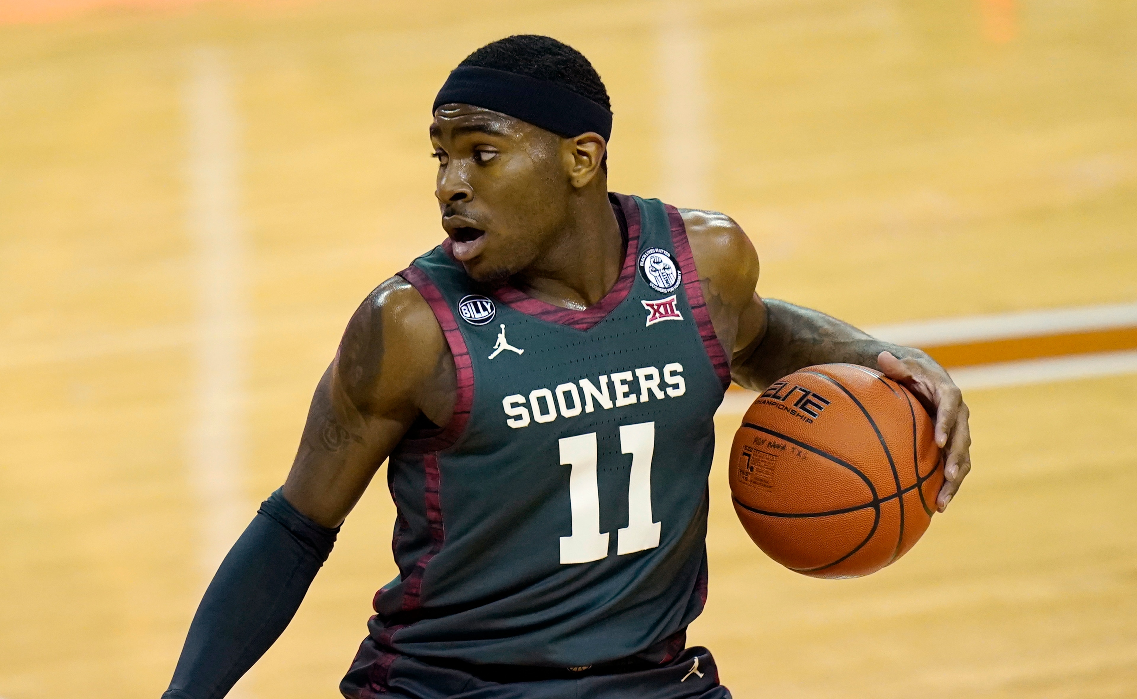 Oklahoma's De'Vion Harmon