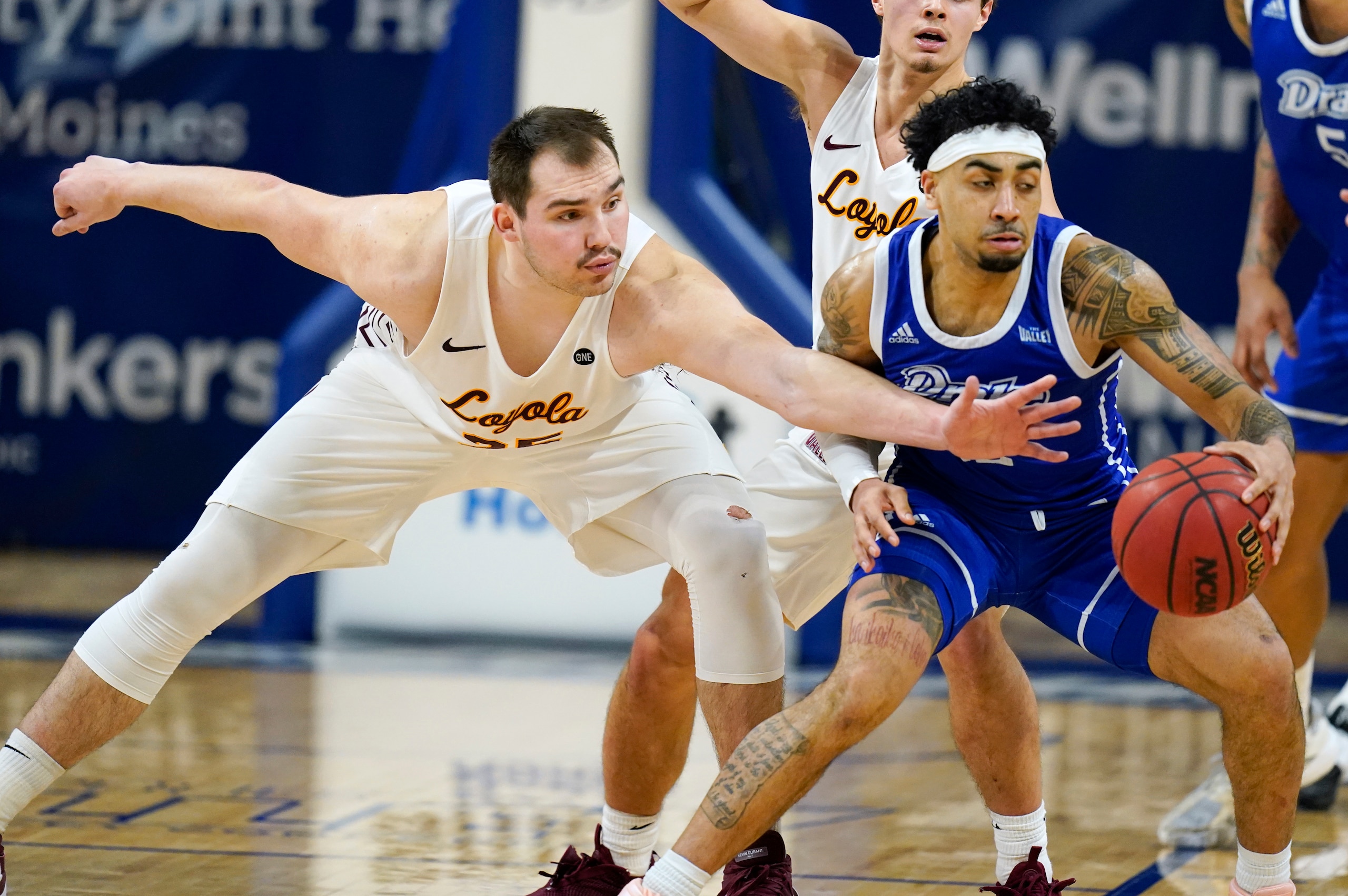 Loyola and Drake are battling for the Missouri Valley title.