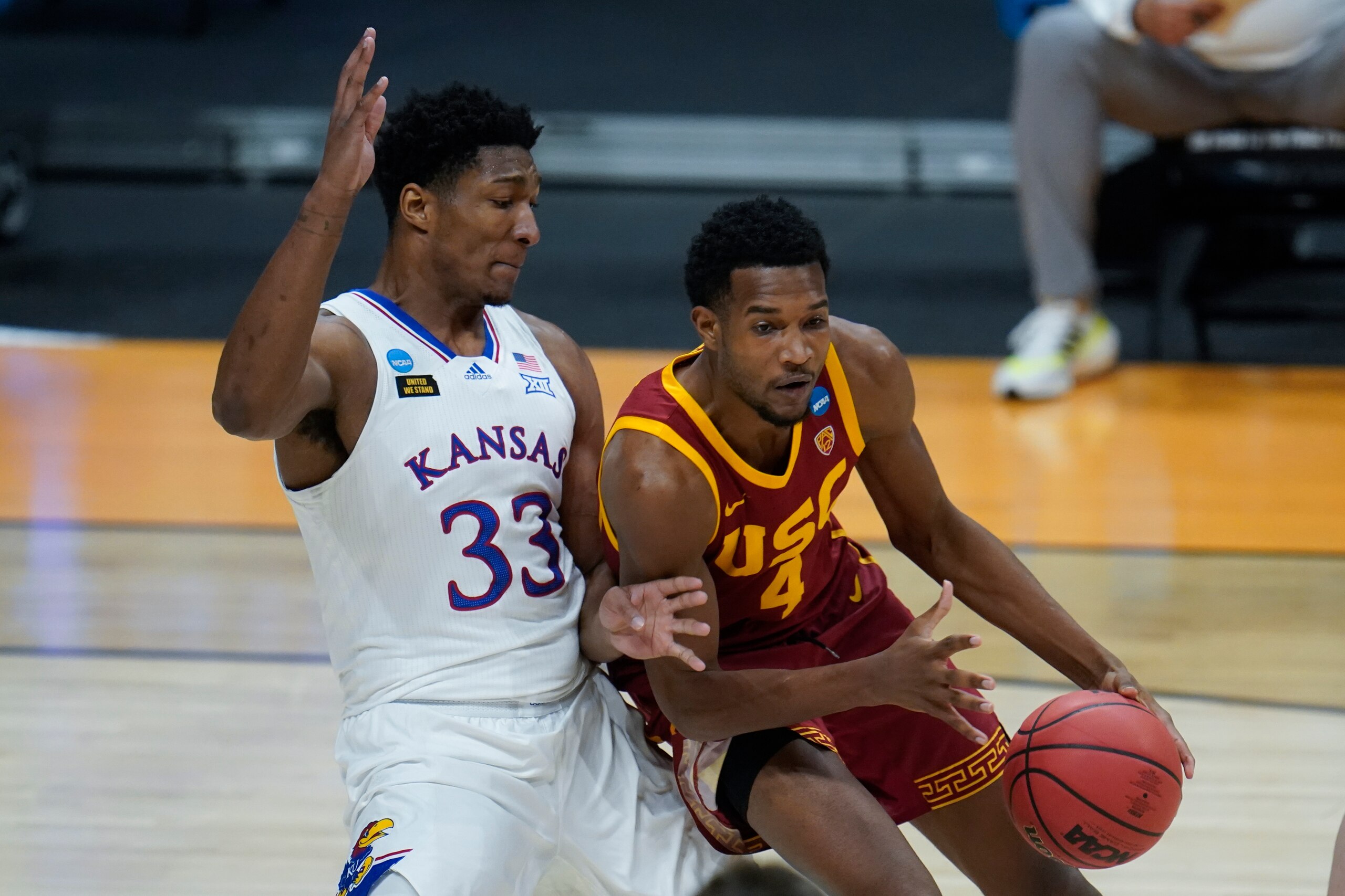 USC's Evan Mobley and Kansas' David McCormack