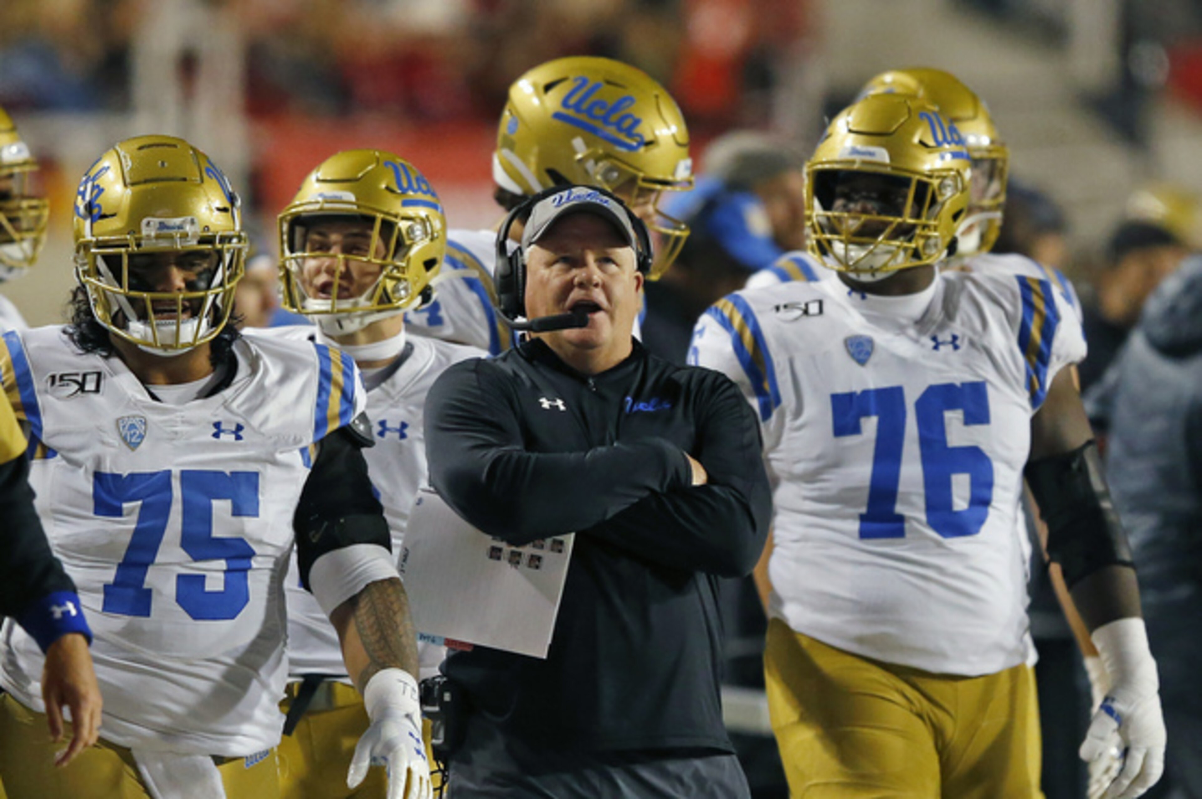 Chip Kelly (center)