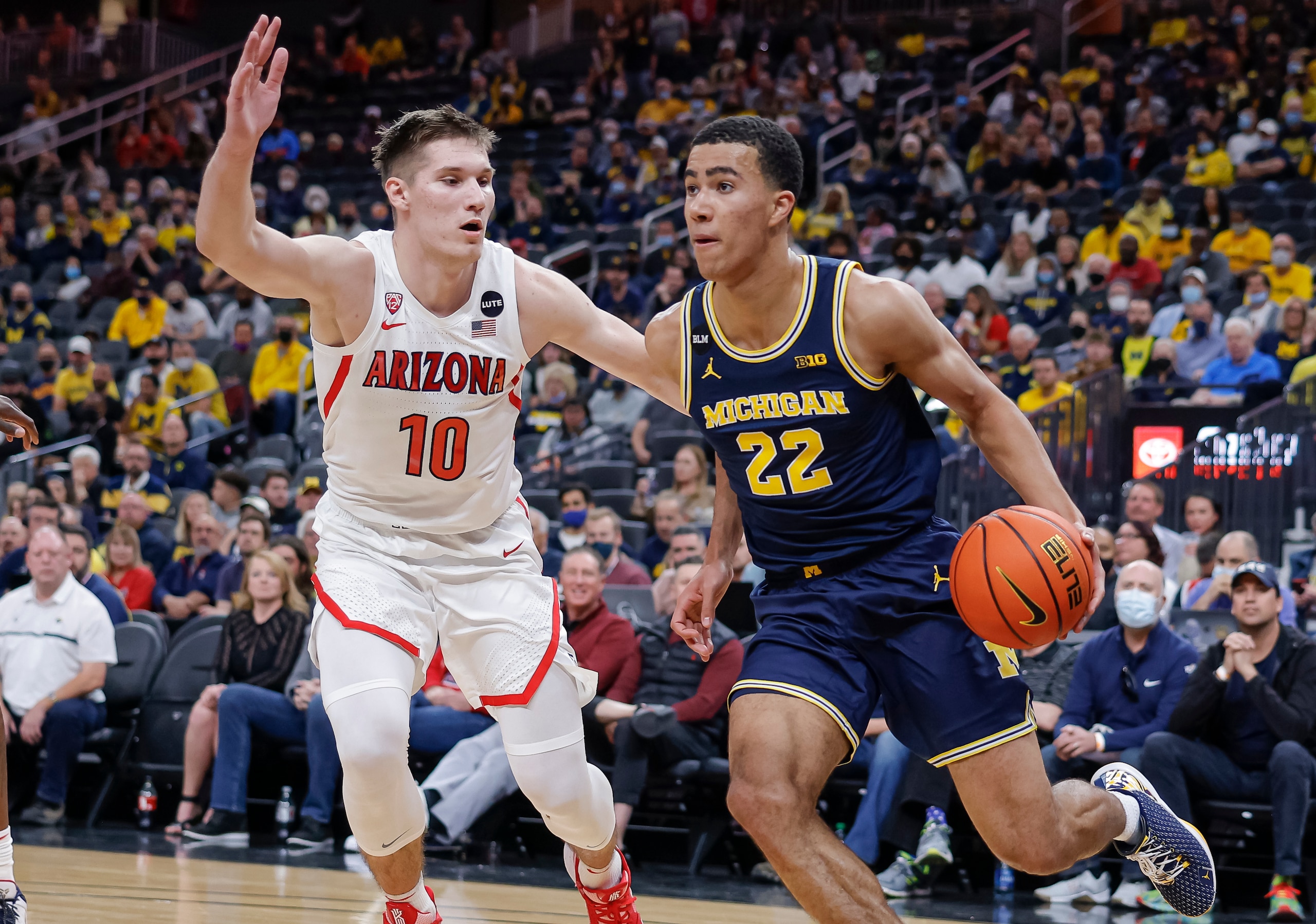 Michigan's Caleb Houstan and Arizona's Azuolas Tubelis