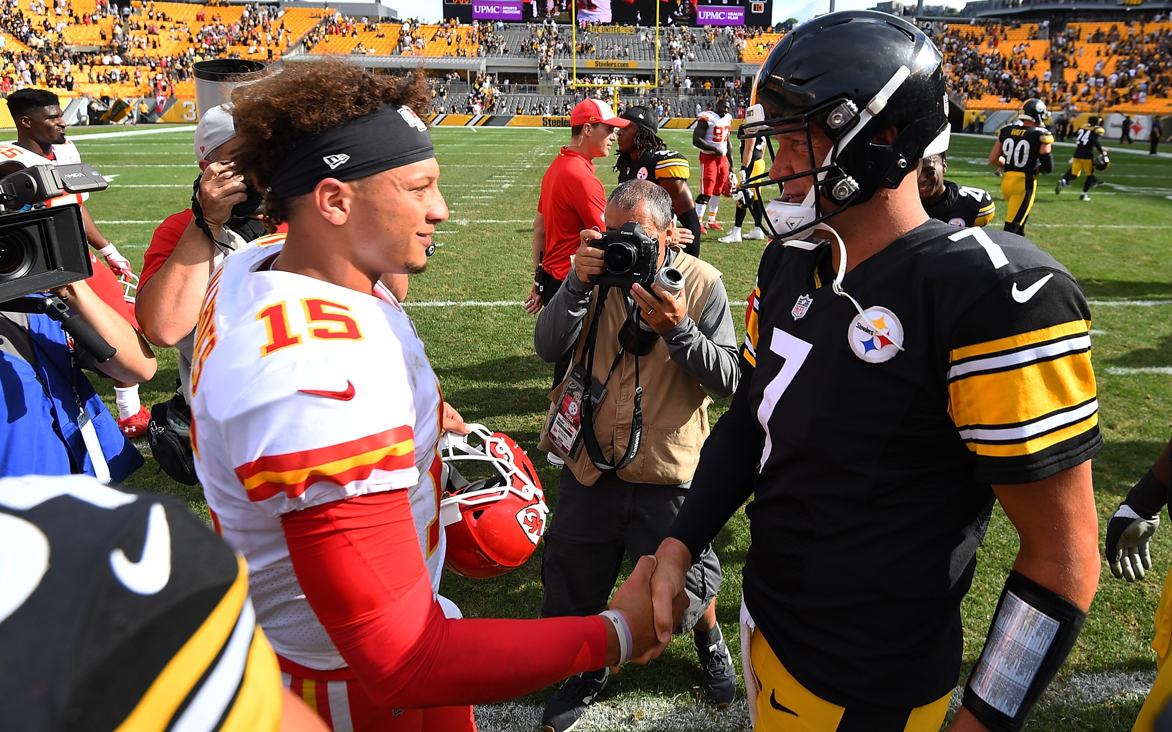 Chiefs quarterback Patrick Mahomes (left) and Steelers quarterback Ben Roethlisberger (right)