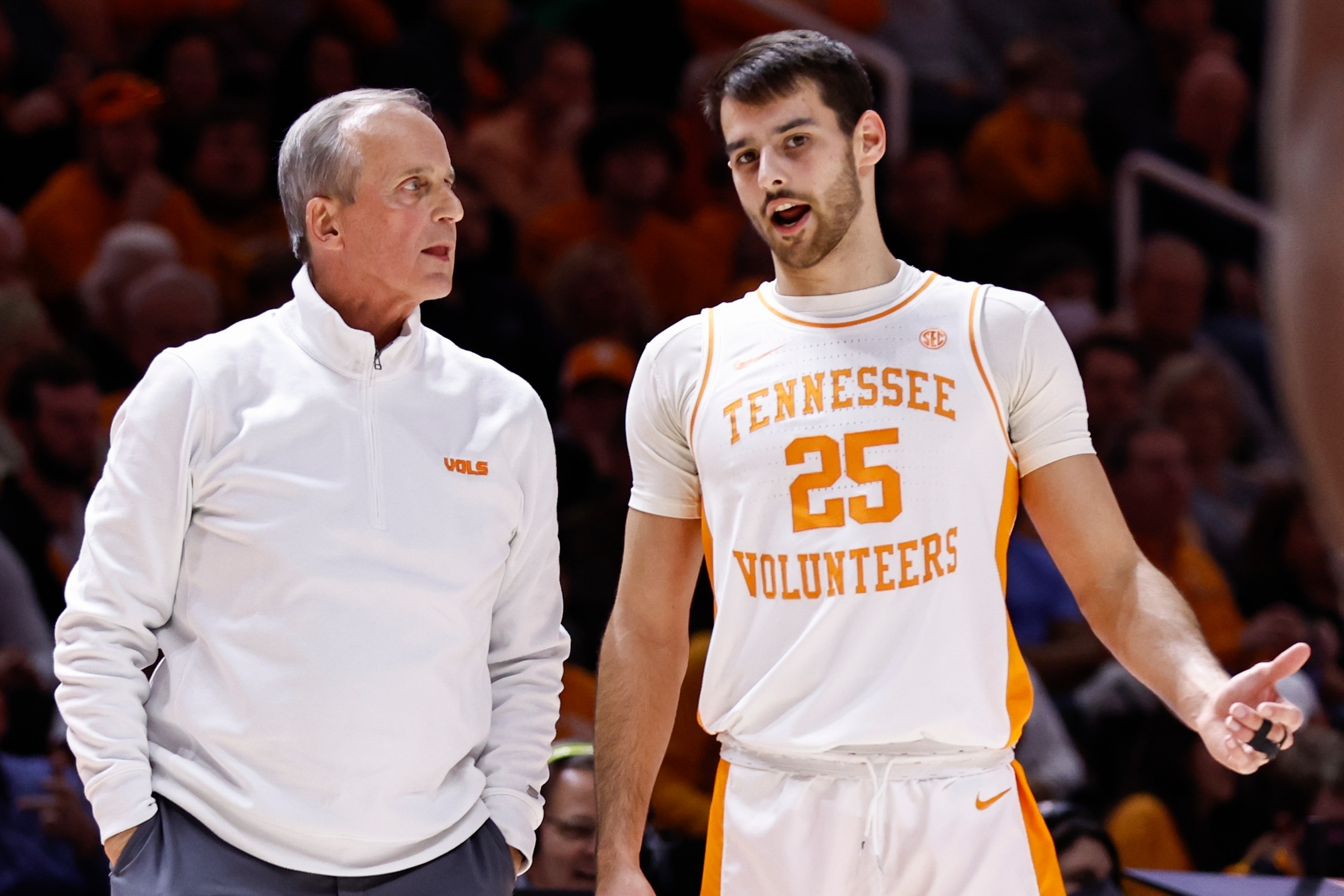 Tennessee's Rick Barnes and Santiago Vescovi (25)