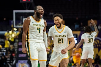 Joe Bryant (4) and Dana Tate (21)